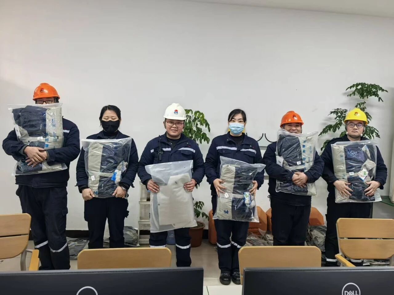 心系员工，温暖元旦——公司为员工发放羽绒冲锋衣